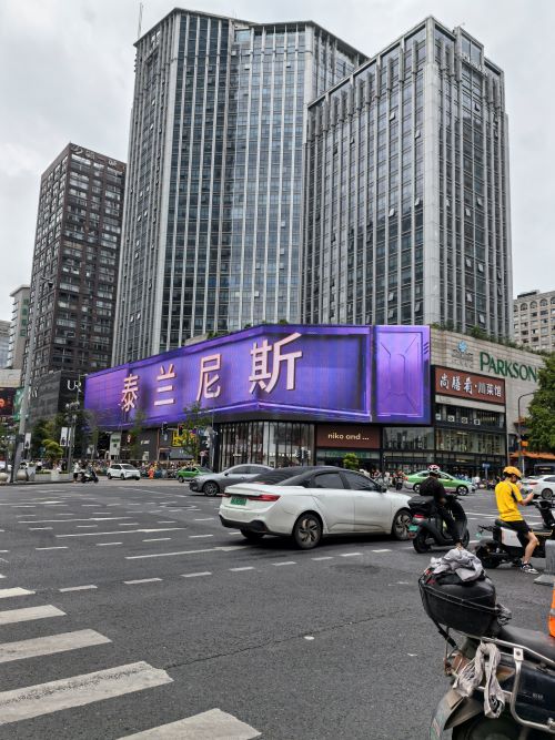 成都核心商圈春熙路·太古里裸眼3D大屏媒体资源推荐