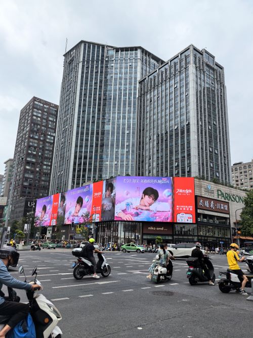 成都城区户外LED广告大屏：城市光影新篇章，视觉科技的极致呈现
