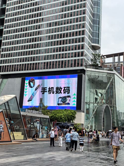 成都市城区春熙路太古里商圈银石大楼户外大屏LED广告媒体资源推荐