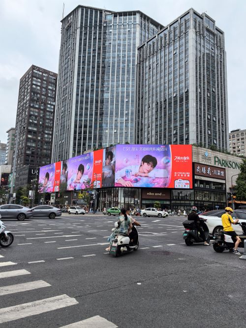 成都市中心城区春熙路太古里商圈百盛购物中心裸眼3D户外LED大屏幕