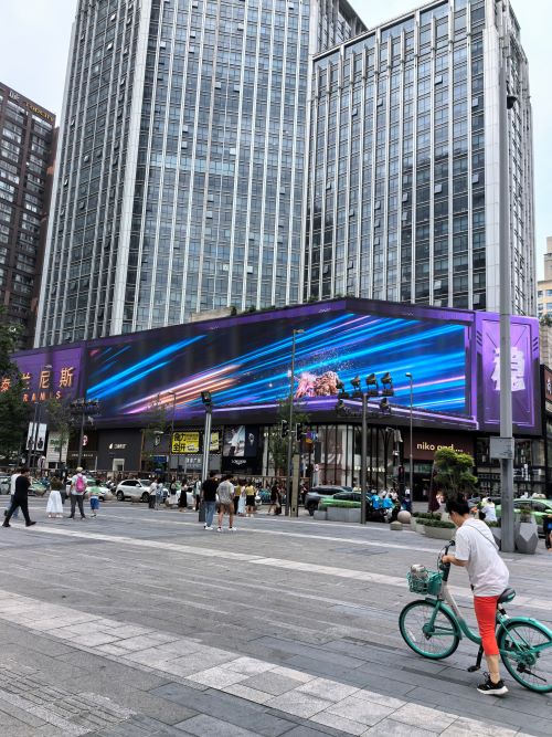 成都春熙路太古里商圈百盛购物中心裸眼3D户外LED大屏媒体价值解析